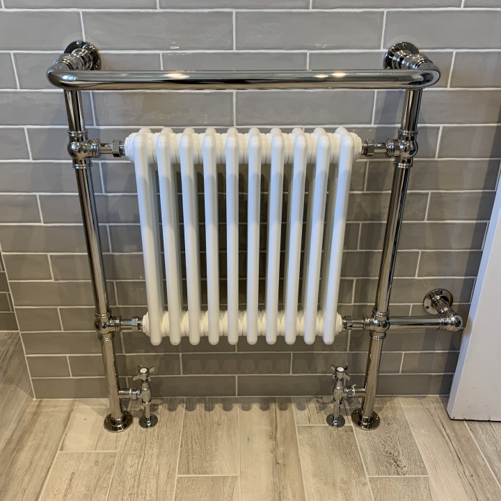 Main Bathroom: Vogue traditional radiator
